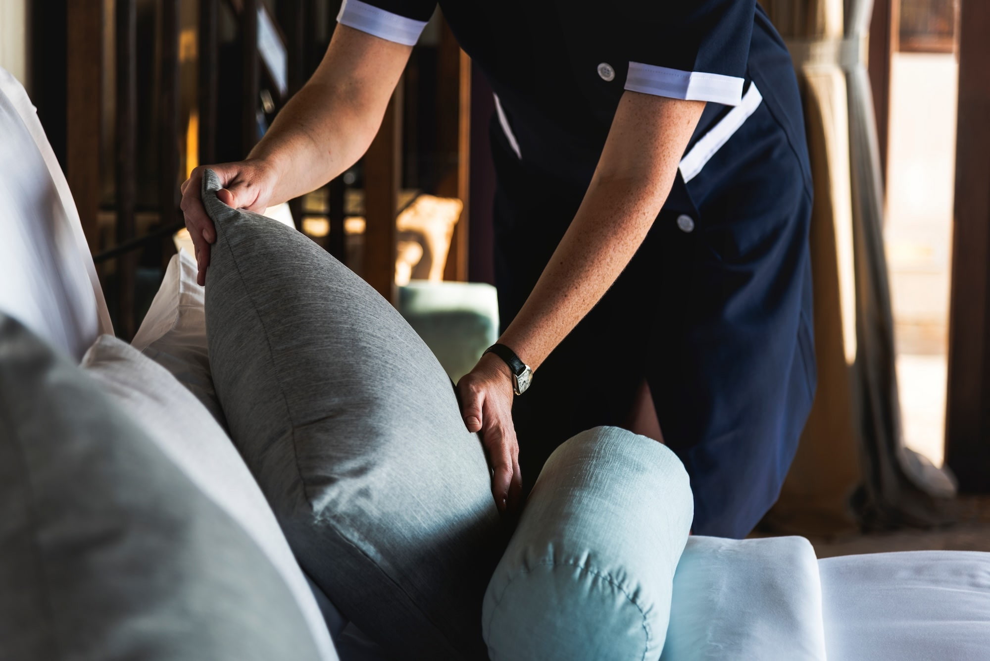 Dame maakt het hotelbed op