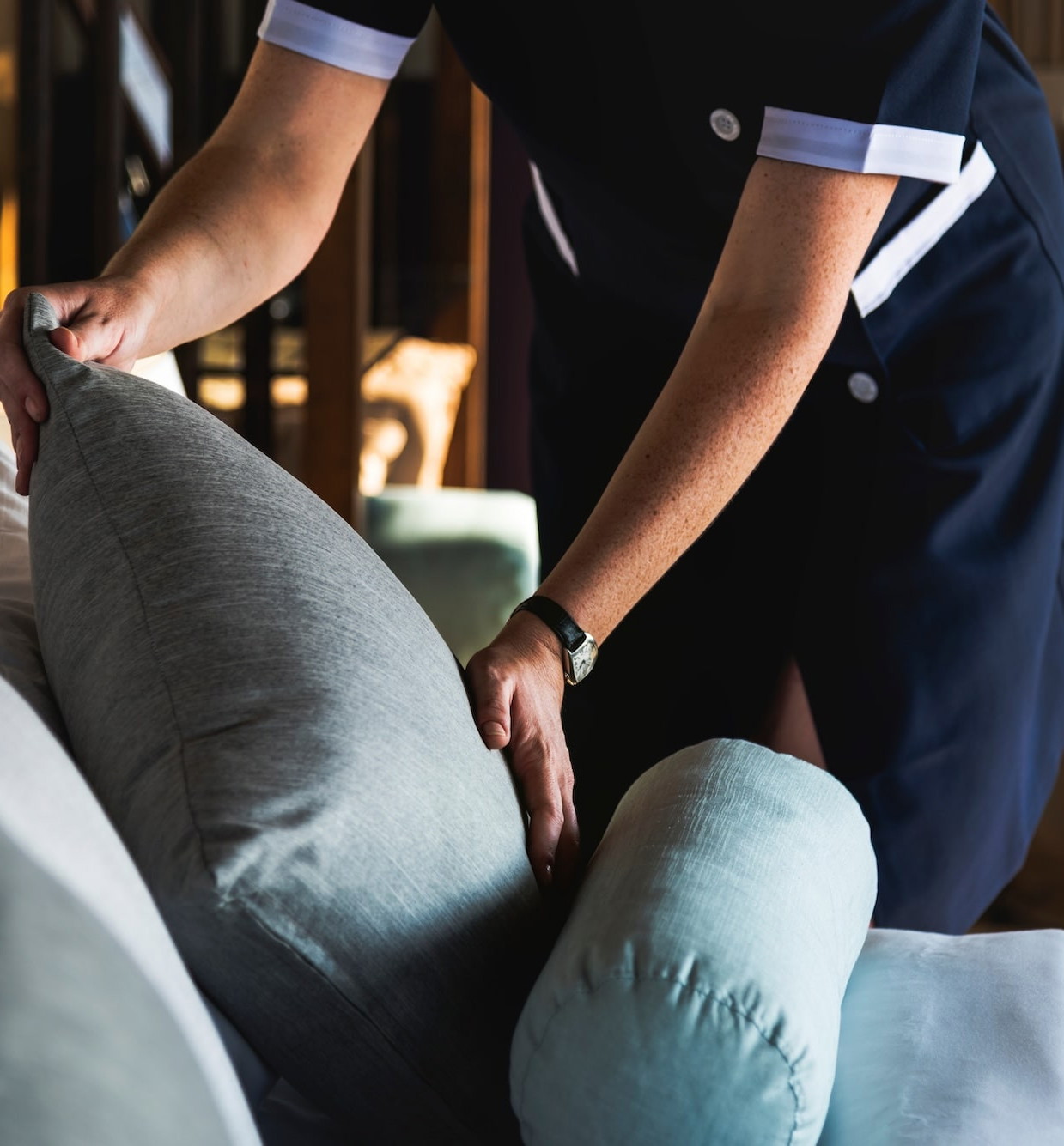 Dame maakt het hotelbed op
